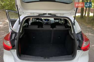 Хэтчбек Ford Focus 2011 в 