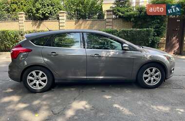 Хэтчбек Ford Focus 2011 в 