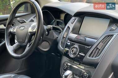 Хэтчбек Ford Focus 2011 в 