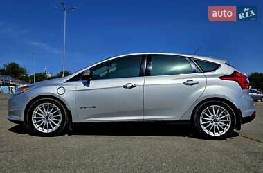 Хэтчбек Ford Focus 2012 в 