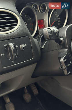 Хэтчбек Ford Focus 2010 в 