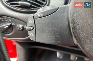 Хэтчбек Ford Focus 2000 в 
