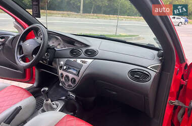 Хэтчбек Ford Focus 2000 в 