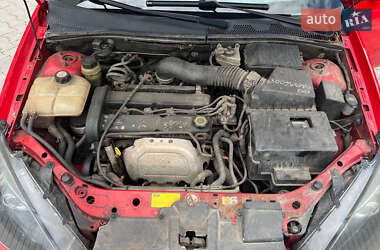 Хэтчбек Ford Focus 2000 в 