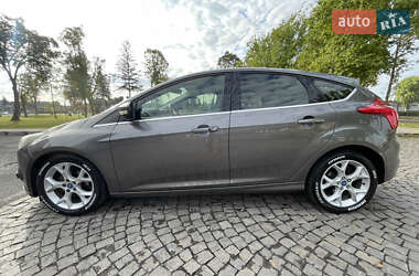 Хэтчбек Ford Focus 2011 в 