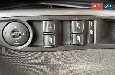 Хэтчбек Ford Focus 2011 в 
