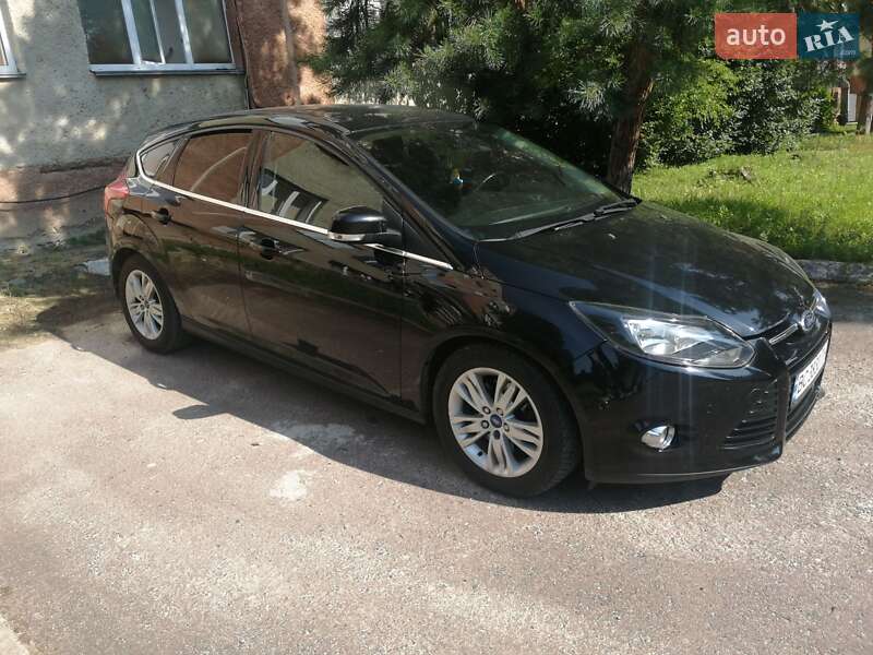 Хэтчбек Ford Focus 2011 в 