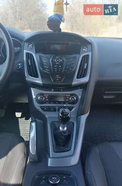 Хэтчбек Ford Focus 2011 в 