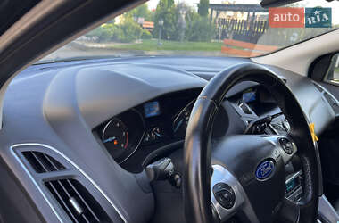 Хэтчбек Ford Focus 2012 в 