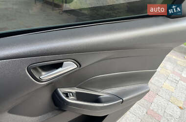 Хэтчбек Ford Focus 2012 в 
