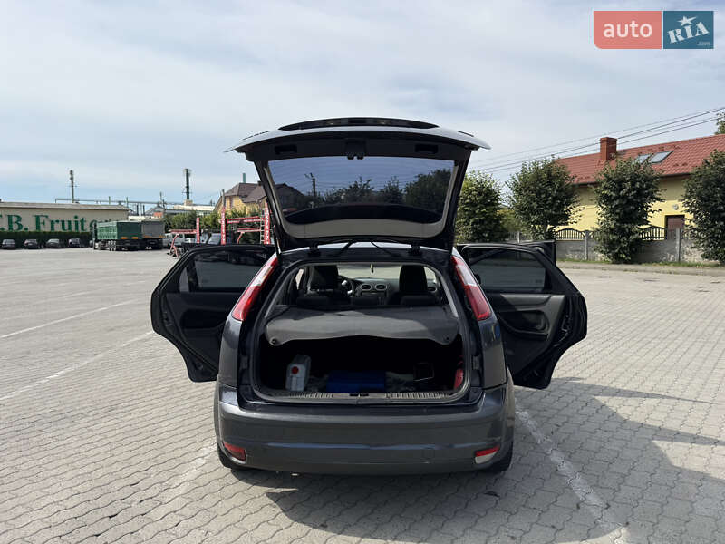 Хэтчбек Ford Focus 2005 в Городке