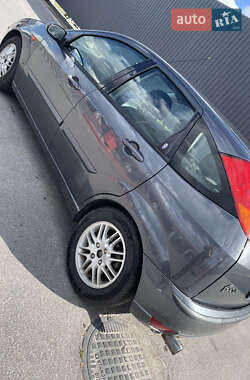 Хэтчбек Ford Focus 2003 в 