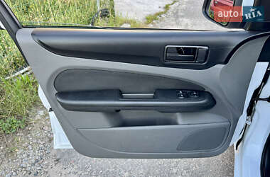 Хэтчбек Ford Focus 2011 в 