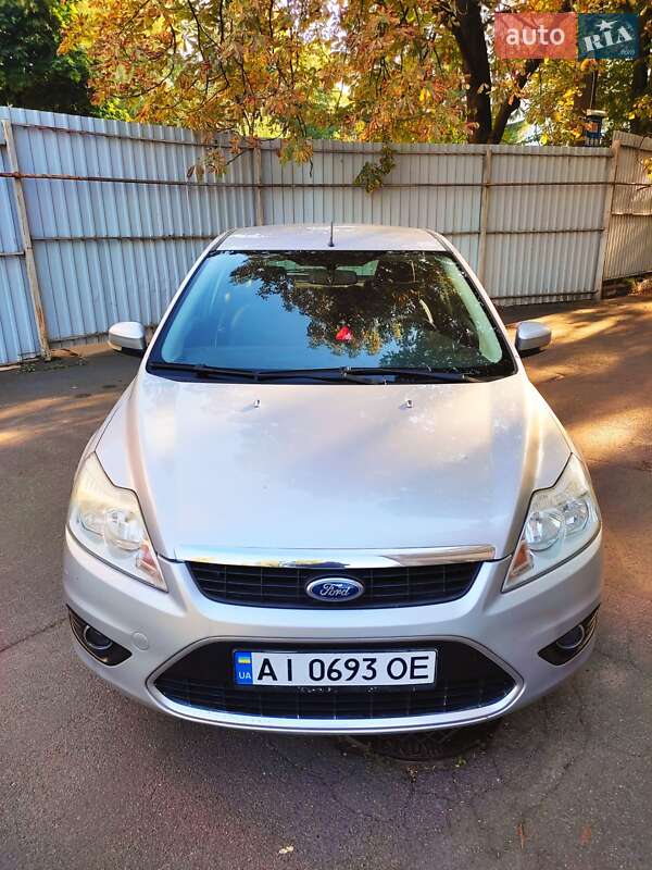 Хэтчбек Ford Focus 2011 в 