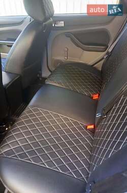 Хэтчбек Ford Focus 2011 в 