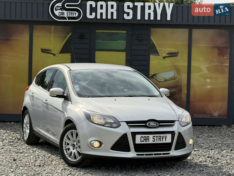 Хэтчбек Ford Focus 2011 в 