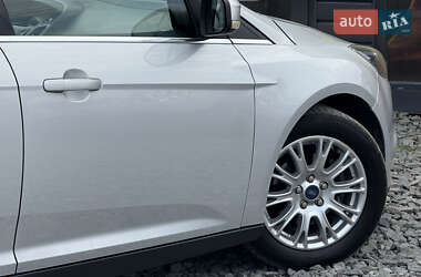 Хэтчбек Ford Focus 2011 в 