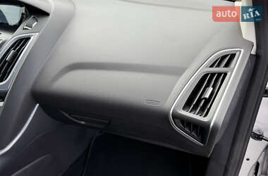 Хэтчбек Ford Focus 2011 в 