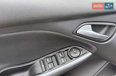 Хэтчбек Ford Focus 2011 в 