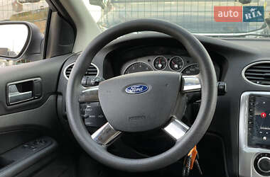 Хэтчбек Ford Focus 2005 в 