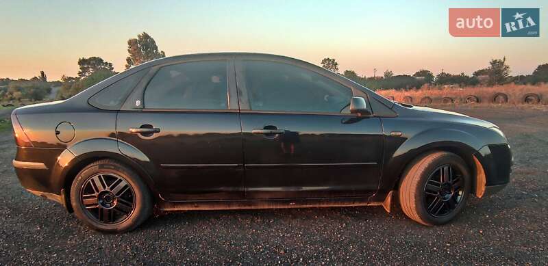 Седан Ford Focus 2006 в Краснограде