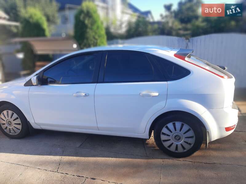 Хэтчбек Ford Focus 2011 в 