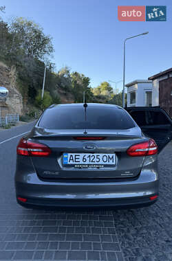 Седан Ford Focus 2015 в 