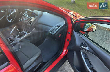 Хэтчбек Ford Focus 2012 в 
