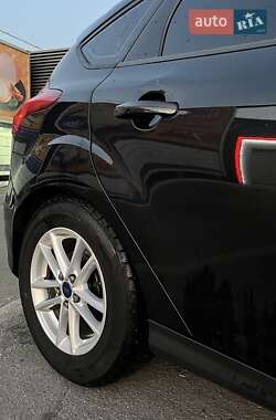 Хэтчбек Ford Focus 2015 в 