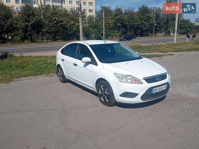 Хэтчбек Ford Focus 2011 в 