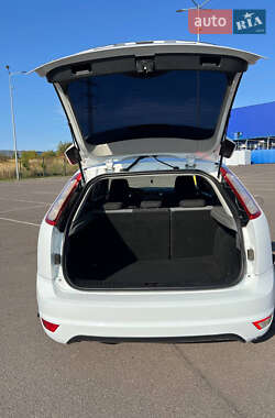 Хэтчбек Ford Focus 2010 в 