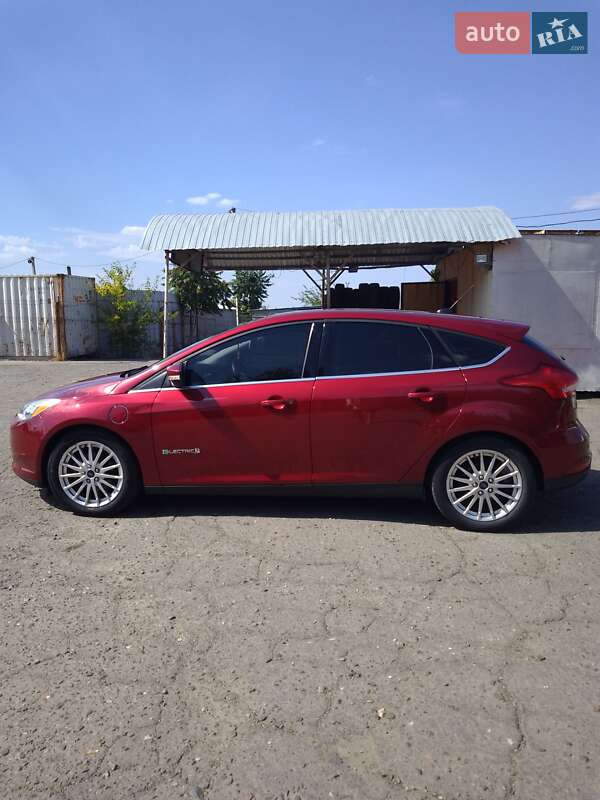 Хэтчбек Ford Focus 2015 в 