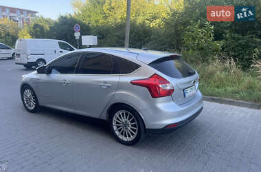 Хэтчбек Ford Focus 2011 в 