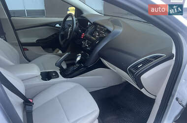 Хэтчбек Ford Focus 2011 в 
