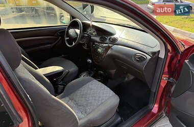 Хэтчбек Ford Focus 2000 в 