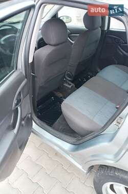 Хэтчбек Ford Focus 2003 в 