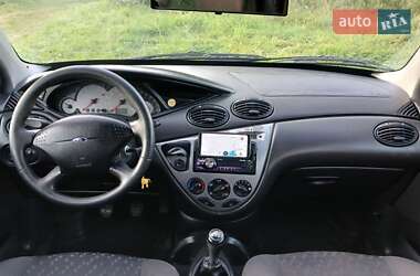 Хэтчбек Ford Focus 2000 в 