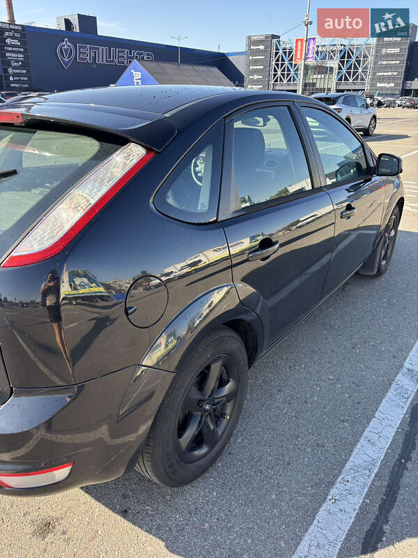 Хэтчбек Ford Focus 2010 в Рокитном