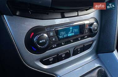 Хэтчбек Ford Focus 2011 в 