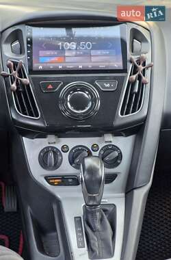 Хэтчбек Ford Focus 2012 в 