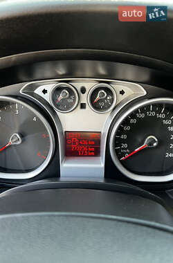 Хэтчбек Ford Focus 2011 в 