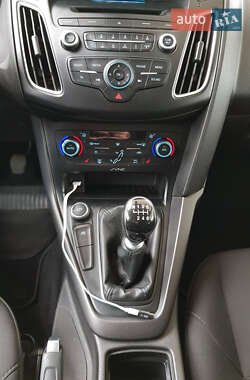 Хэтчбек Ford Focus 2015 в 