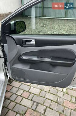 Хэтчбек Ford Focus 2010 в 