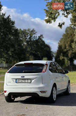 Хэтчбек Ford Focus 2010 в 