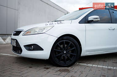 Хэтчбек Ford Focus 2011 в 