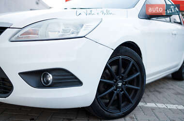 Хэтчбек Ford Focus 2011 в 
