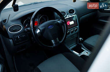 Хэтчбек Ford Focus 2011 в 
