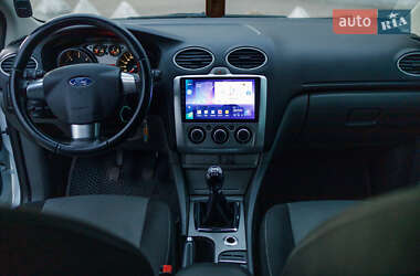 Хэтчбек Ford Focus 2011 в 