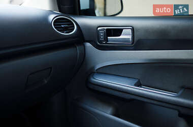Хэтчбек Ford Focus 2011 в 