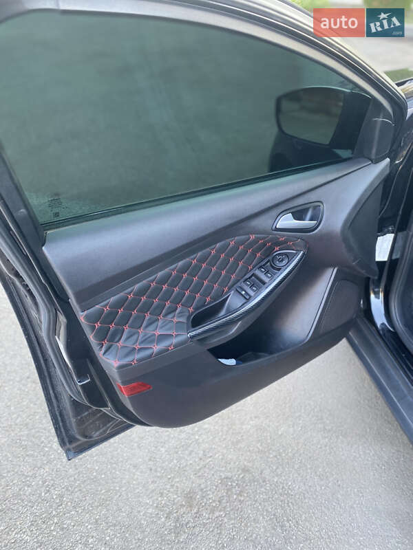 Хэтчбек Ford Focus 2012 в Синельниково